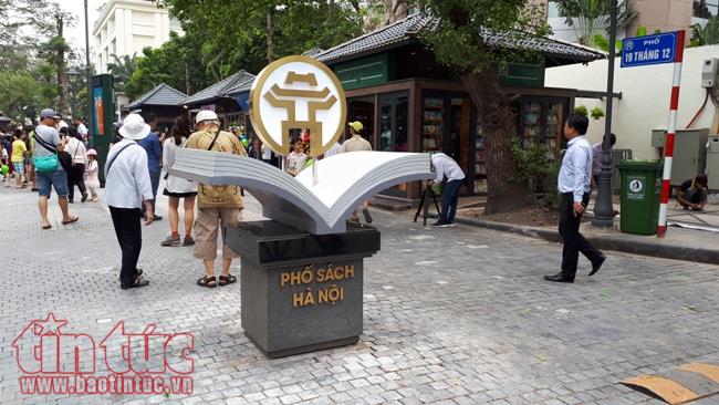 Khai trương 'Phố sách Hà Nội', nườm nượp người thăm quan, mua sách ảnh 3